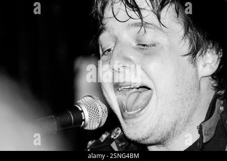 HOPE OF THE STATES, FRÜHES KONZERT, 2003: A Young Sam Herlihy von der Band HOPE OF THE STATES am 31 2003. Mai in Cardiff Barfly, South Wales, Großbritannien. Foto: ROB WATKINS. INFO: Hope of the States war eine britische Post-Rock-Band, die 2000 gegründet wurde. Bekannt für ihren filmischen Sound und ihre emotionale Tiefe, erlangten sie mit ihrem Debütalbum The Lost Riots Anerkennung. Ihre Musik enthielt oft orchestrale Arrangements und politisch aufgeladene Texte. Stockfoto