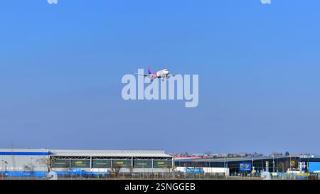 Warschau, Polen. 9. Februar 2025. Flugzeug HA-LTD - Airbus A321-231 - Wizz Air kurz vor der Landung am Flughafen Chopin. Stockfoto