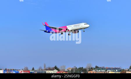 Warschau, Polen. 9. Februar 2025. Flugzeug HA-LTD - Airbus A321-231 - Wizz Air kurz vor der Landung am Flughafen Chopin. Stockfoto