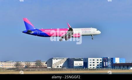 Warschau, Polen. 9. Februar 2025. Flugzeug HA-LTD - Airbus A321-231 - Wizz Air kurz vor der Landung am Flughafen Chopin. Stockfoto