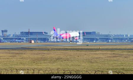 Warschau, Polen. 9. Februar 2025. Flugzeug HA-LTD - Airbus A321-231 - Wizz Air kurz vor der Landung am Flughafen Chopin. Stockfoto