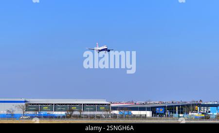 Warschau, Polen. 9. Februar 2025. Flugzeug G-EUUL - Airbus A320-232 - British Airways kurz vor der Landung auf dem Flughafen Chopin. Stockfoto