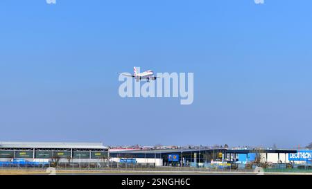 Warschau, Polen. 9. Februar 2025. Flugzeug G-EUUL - Airbus A320-232 - British Airways kurz vor der Landung auf dem Flughafen Chopin. Stockfoto