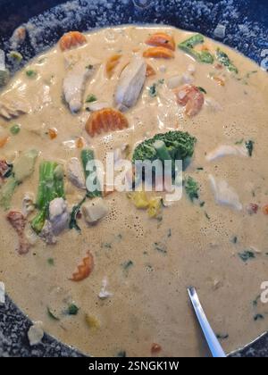 Köstliche und cremige Hähnchengemüse-Suppe, die perfekt in einer Pfanne zubereitet wird und für jeden Geschmack geeignet ist Stockfoto