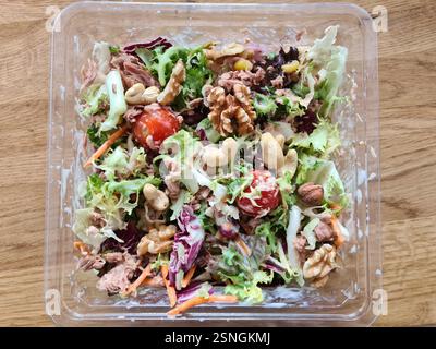 Ein nahrhafter und gesunder gemischter Salat mit verschiedenen Nüssen und frischem Gemüse Stockfoto