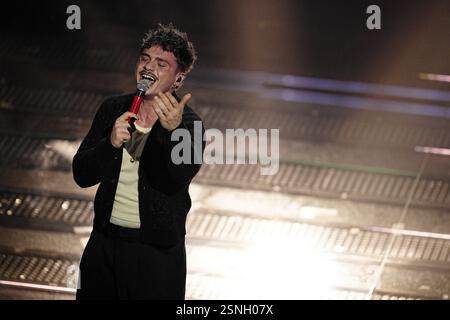 Sanremo, Italien. Februar 2025. Olly während des dritten Abends der 75. Ausgabe des Sanremo Italian Song Festivals im Ariston Theatre in Sanremo, Norditalien - Donnerstag, 13. Februar 2025. Unterhaltung. (Foto: Marco Alpozzi/LaPresse) Credit: LaPresse/Alamy Live News Stockfoto