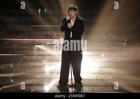 Sanremo, Italien. Februar 2025. Olly während des dritten Abends der 75. Ausgabe des Sanremo Italian Song Festivals im Ariston Theatre in Sanremo, Norditalien - Donnerstag, 13. Februar 2025. Unterhaltung. (Foto: Marco Alpozzi/LaPresse) Credit: LaPresse/Alamy Live News Stockfoto