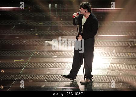 Sanremo, Italien. Februar 2025. Olly während des dritten Abends der 75. Ausgabe des Sanremo Italian Song Festivals im Ariston Theatre in Sanremo, Norditalien - Donnerstag, 13. Februar 2025. Unterhaltung. (Foto: Marco Alpozzi/LaPresse) Credit: LaPresse/Alamy Live News Stockfoto