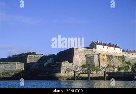 Der kleine französische Inselhafen Belle Isle, Frankreich, ist eine Insel vor der Küste der Bretagne, Departement Morbihan, die größte dieser Inselgruppe. Stockfoto