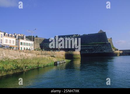 Der kleine französische Inselhafen Belle Isle, Frankreich, ist eine Insel vor der Küste der Bretagne, Departement Morbihan, die größte dieser Inselgruppe. Stockfoto