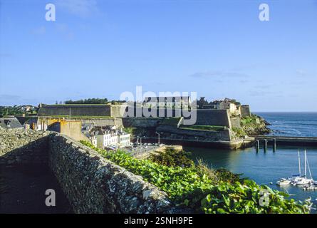 Der kleine französische Inselhafen Belle Isle, Frankreich, ist eine Insel vor der Küste der Bretagne, Departement Morbihan, die größte dieser Inselgruppe. Stockfoto