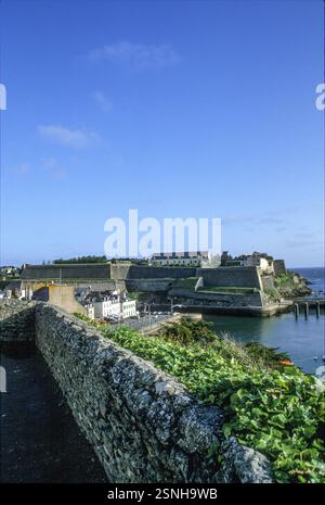 Der kleine französische Inselhafen Belle Isle, Frankreich, ist eine Insel vor der Küste der Bretagne, Departement Morbihan, die größte dieser Inselgruppe. Stockfoto