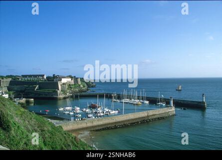 Der kleine französische Inselhafen Belle Isle, Frankreich, ist eine Insel vor der Küste der Bretagne, Departement Morbihan, die größte dieser Inselgruppe. Stockfoto