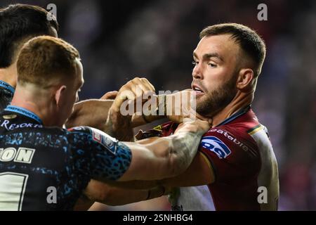 Zwischen Kaide Ellis von Wigan Warriors und Frankie Halton von Leigh Leopards während des Spiels der Betfred Super League Runde 1 Wigan Warriors gegen Leigh Leopards im Brick Community Stadium, Wigan, Vereinigtes Königreich, 13. Februar 2025 (Foto: Craig Thomas/News Images) Stockfoto