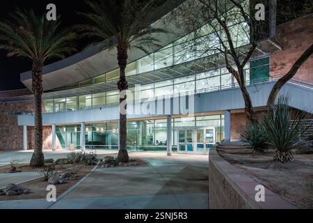 University of California, Riverside UCR Palm Desert Center bei Nacht mit Fenstern und Lichtern an Stockfoto