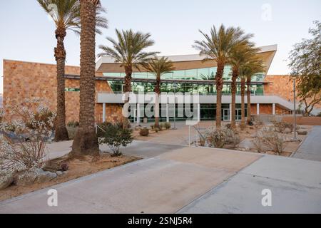 University of California, Riverside UCR Palm Desert Center in der Abenddämmerung mit Terrasse und Palmen vor der Tür Stockfoto