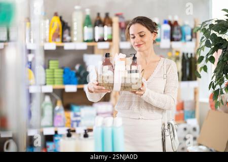 Junge Käuferin wählt Kosmetik-Geschenkset Stockfoto
