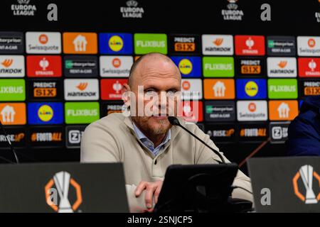 Enschede, Niederlande. Februar 2025. ENSCHEDE, Stadion Grolsch Veste, 13.02.2025, Saison 2024/2025, Europa League während des Spiels Twente - Bodo/Glimt FC Twente Trainer Joseph Oosting auf der Pressekonferenz Credit: Pro Shots/Alamy Live News Stockfoto