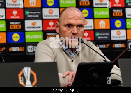 Enschede, Niederlande. Februar 2025. ENSCHEDE, Stadion Grolsch Veste, 13.02.2025, Saison 2024/2025, Europa League während des Spiels Twente - Bodo/Glimt FC Twente Trainer Joseph Oosting auf der Pressekonferenz Credit: Pro Shots/Alamy Live News Stockfoto