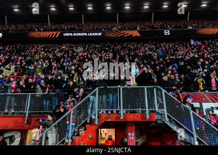 Enschede, Niederlande. Februar 2025. ENSCHEDE, Stadion Grolsch Veste, 13.02.2025, Saison 2024/2025, Europa League während des Spiels Twente - Bodo/Glimt Kids bei VAK P Credit: Pro Shots/Alamy Live News Stockfoto