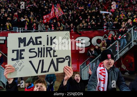 Enschede, Niederlande. Februar 2025. ENSCHEDE, Stadion Grolsch Veste, 13.02.2025, Saison 2024/2025, Europa League während des Spiels Twente - Bodo/Glimt Kids bei VAK P Credit: Pro Shots/Alamy Live News Stockfoto