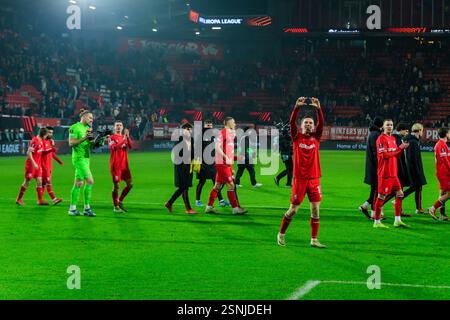 Enschede, Niederlande. Februar 2025. ENSCHEDE, Stadion Grolsch Veste, 13.02.2025, Saison 2024/2025, Europa League während des Spiels Twente - Bodo/Glimt FC Twente Spieler Daan Rots feiert den Sieg Credit: Pro Shots/Alamy Live News Stockfoto