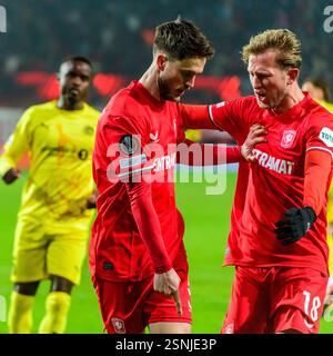 Enschede, Niederlande. Februar 2025. ENSCHEDE, Stadion Grolsch Veste, 13.02.2025, Saison 2024/2025, Europa League während des Spiels Twente - Bodo/Glimt FC Twente Spieler Ricky van Wolfswinkel erzielt mit gebrochenem Toe FC Twente Spieler Michel VLAP Credit: Pro Shots/Alamy Live News Stockfoto