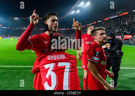 Enschede, Niederlande. Februar 2025. ENSCHEDE, Stadion Grolsch Veste, 13.02.2025, Saison 2024/2025, Europa League während des Spiels Twente - Bodo/Glimt FC Twente Spieler Ricky van Wolfswinkel FC Twente Spieler Naci Unuvar FC Twente Spieler Michal Sadilek feiert 2-1 Credit: Pro Shots/Alamy Live News Stockfoto