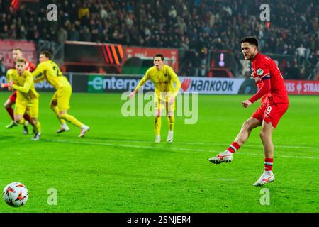 Enschede, Niederlande. Februar 2025. ENSCHEDE, Stadion Grolsch Veste, 13.02.2025, Saison 2024/2025, Europa League während des Spiels Twente - Bodo/Glimt FC Twente Spieler Ricky van Wolfswinkel erzielt 2-1 Credit: Pro Shots/Alamy Live News Stockfoto