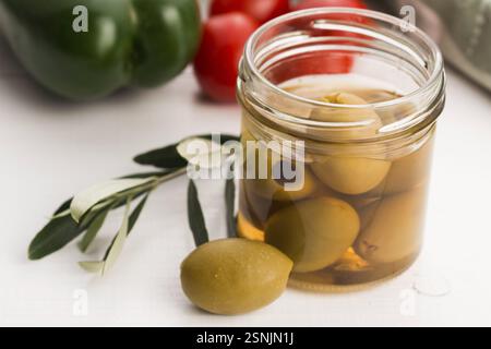 Eingelegte Oliven und Olivenzweig Stockfoto