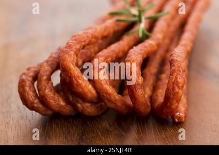 Kabanos - polnische lange, dünne Wurst aus Schweinefleisch gemacht Stockfoto