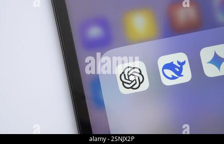 Nahaufnahme eines iPad-Bildschirms mit dem Symbol für Deepseek, ChatGPT und Google Gemini App Stockfoto