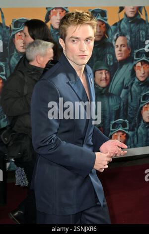 London, Großbritannien. Februar 2025. Robert Pattinson bei der Mickey 17-Weltpremiere auf dem Cineworld Leicester Square. Quelle: Nils Jorgensen/Alamy Live News Stockfoto