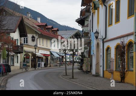 Deutschland, Münchens enge europäische Straße ist voller bunter Gebäude und Geschäfte, ein charmantes Stadtzentrum, das bei Touristen beliebt ist. Alternativ können die s Stockfoto