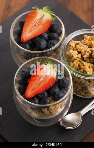 Müsli und Joghurt mit frischen Beeren Stockfoto
