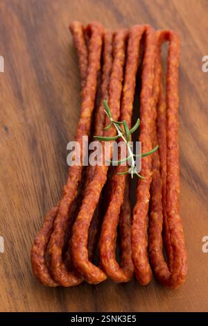 Kabanos - polnische lange, dünne Wurst aus Schweinefleisch gemacht Stockfoto