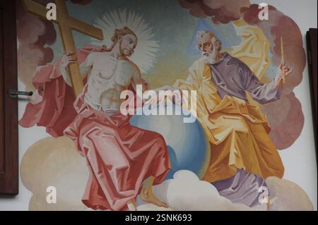 Deutschland, München. Eine große neogotische Kirche mit zwei hohen Türmen dominiert das Stadtbild. Die Kirche hat komplizierte Mauerwerke und Buntglasfenster. Stockfoto