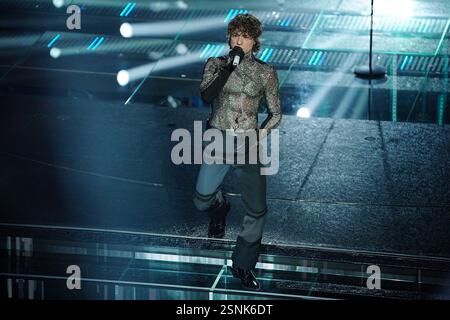 Sanremo, Italien. Februar 2025. Irama während des dritten Abends der 75. Ausgabe des Sanremo Italian Song Festivals im Ariston Theatre in Sanremo, Norditalien - Donnerstag, 13. Februar 2025. Unterhaltung. (Foto: Marco Alpozzi/LaPresse) Credit: LaPresse/Alamy Live News Stockfoto
