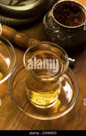 Eine Tasse türkischer Tee und Shisha werden im traditionellen Stil serviert, lodz, polen Stockfoto