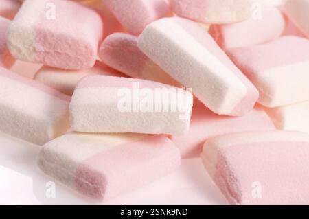 Weiße und rosafarbene Marshmallows isoliert auf weißem Hintergrund Stockfoto