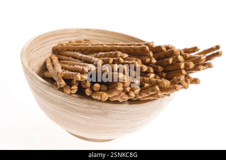 Schüssel mit Snacks isoliert auf dem weißen Hinterkopf Stockfoto
