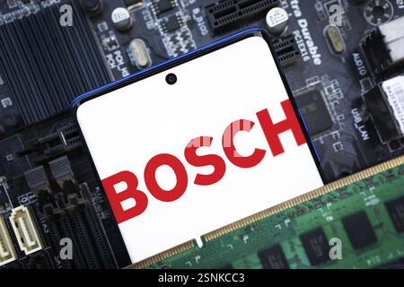 Dhaka, Bangladesch 05. Februar 2025: Handy mit Logo des deutschen Ingenieurunternehmens Robert Bosch GmbH auf dem Bildschirm vor der Website. Fokus auf Mitte-links Stockfoto