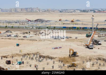Gründungsgrube für den Bau eines Wohnkomplexes. Baufortschritt in der Vorstadt von Dubai. Baustelle eines Wohngebäudes. Stockfoto