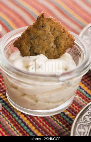 Spanische Snackcracker mit schwarzen Oliven und anchois Stockfoto