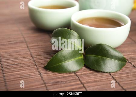 Eine Tasse grüner Tee mit freien Blättern, lodz, polen Stockfoto