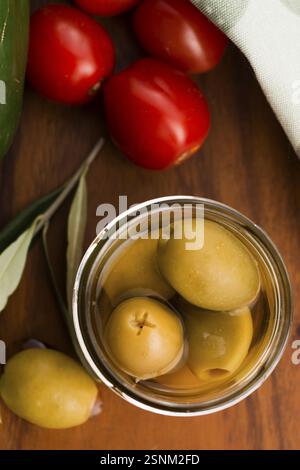 Eingelegte Oliven und Olivenzweig Stockfoto