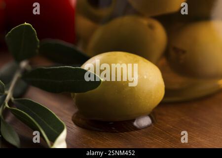 Eingelegte Oliven und Olivenzweig Stockfoto