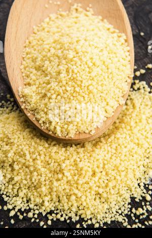 Couscous in Holzlöffel, lodz, polen Stockfoto