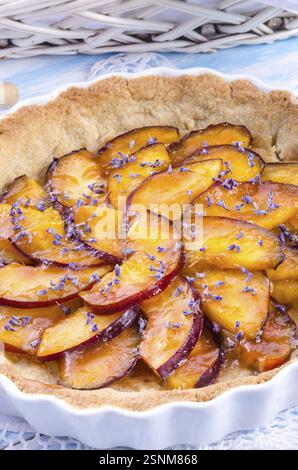 Nektarinentorte mit Lavendel und Honig Stockfoto