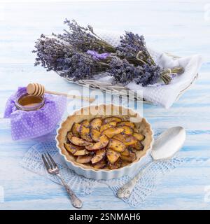 Nektarinentorte mit Lavendel und Honig Stockfoto